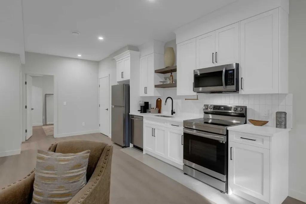 7712 36 Avenue NW Calgary AB T3B 1V3