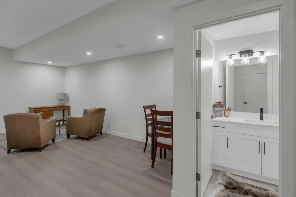 7712 36 Avenue NW Calgary AB T3B 1V3