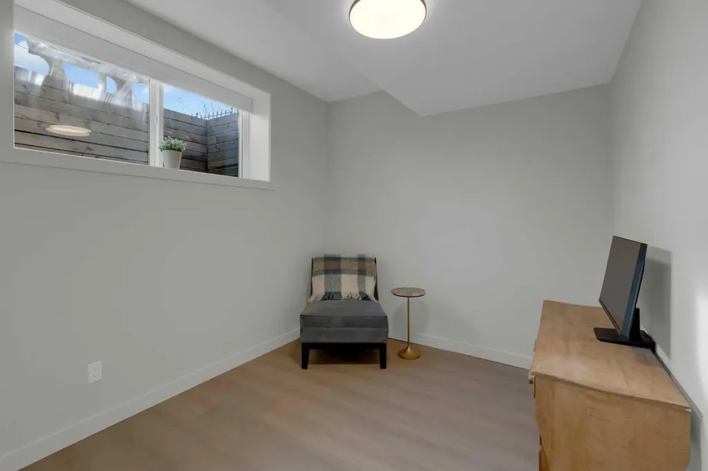 7712 36 Avenue NW Calgary AB T3B 1V3