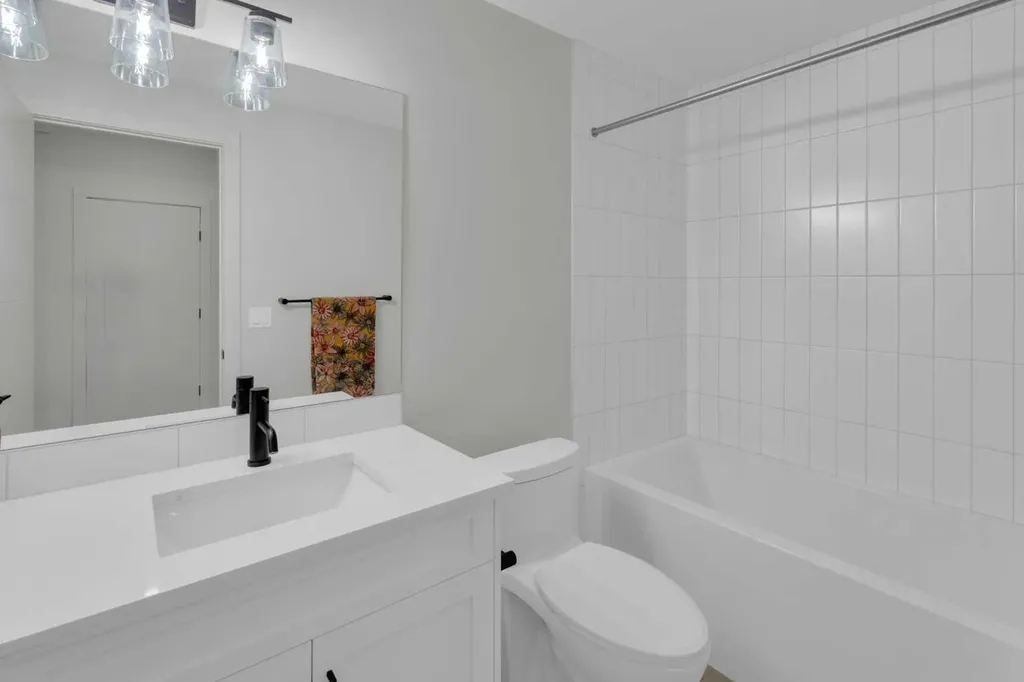 7712 36 Avenue NW Calgary AB T3B 1V3