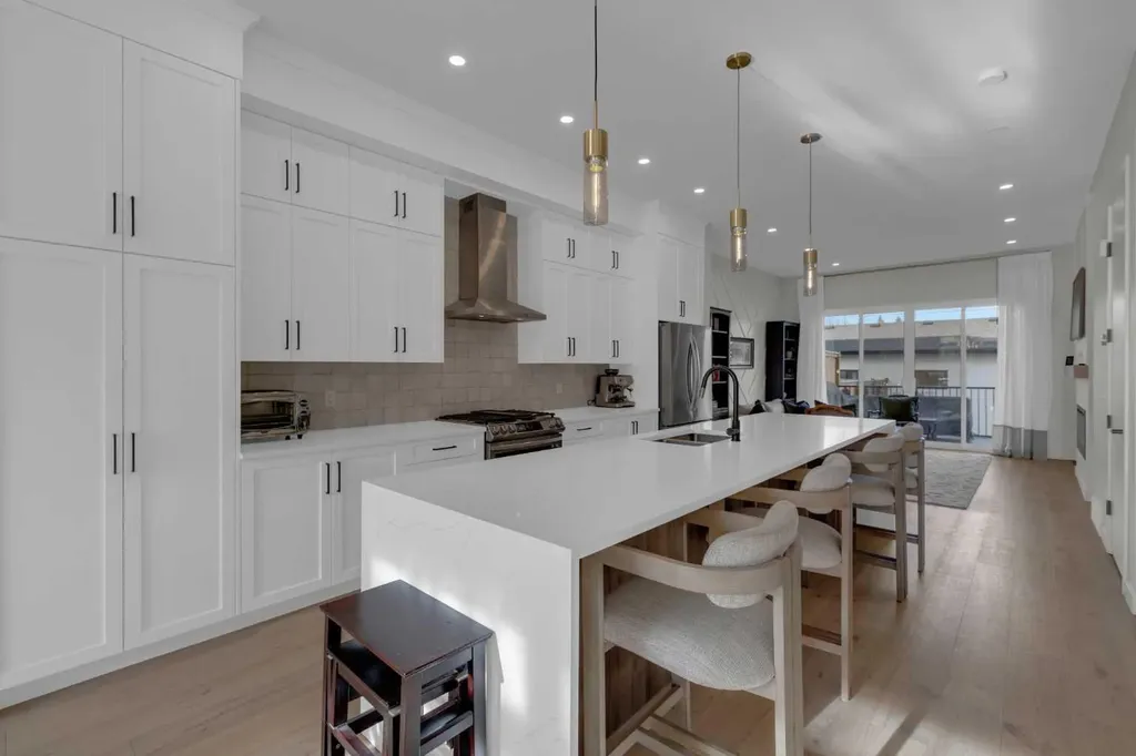 7712 36 Avenue NW Calgary AB T3B 1V3