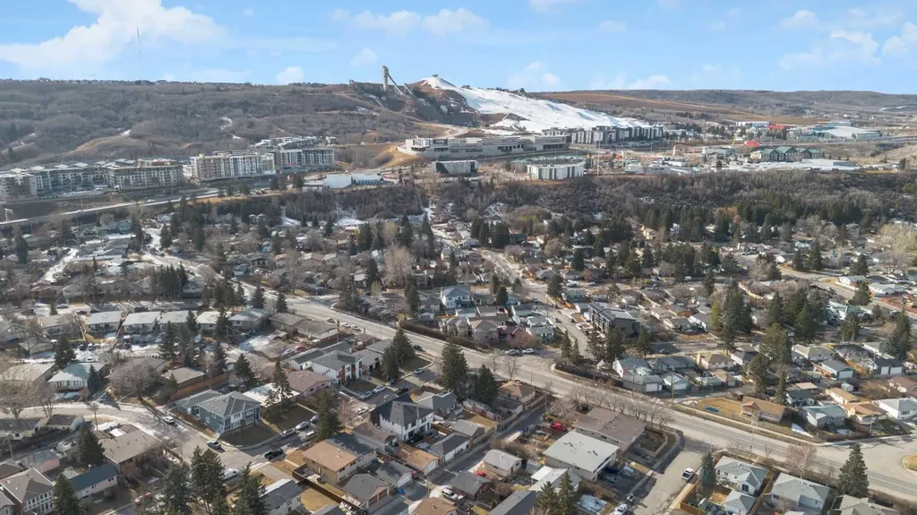 7712 36 Avenue NW Calgary AB T3B 1V3