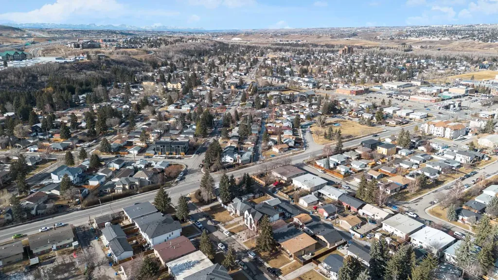 7712 36 Avenue NW Calgary AB T3B 1V3