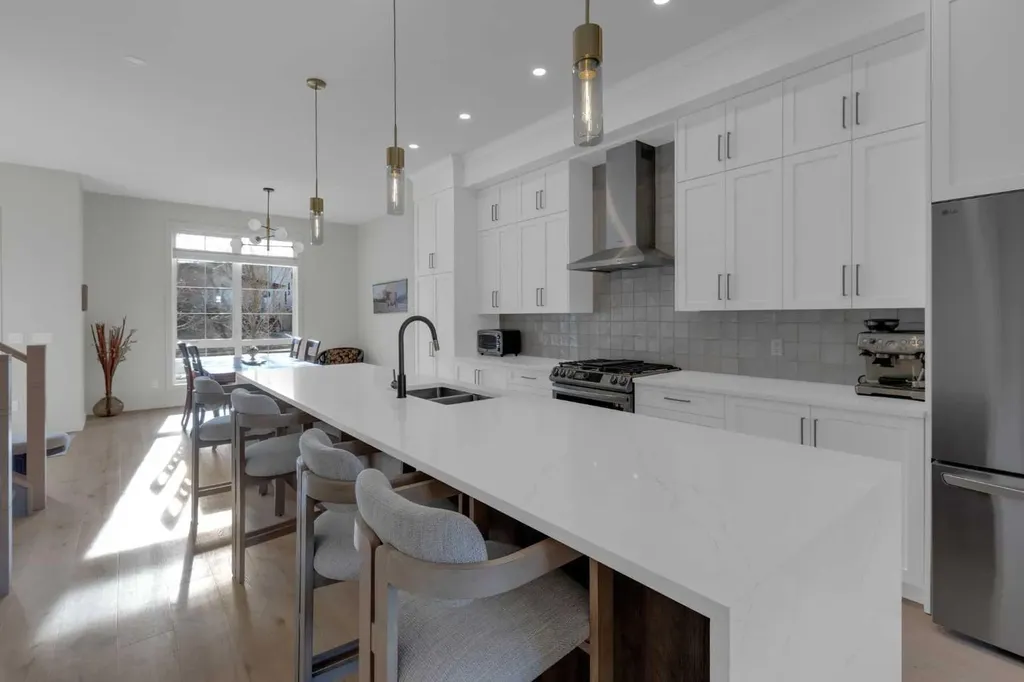 7712 36 Avenue NW Calgary AB T3B 1V3