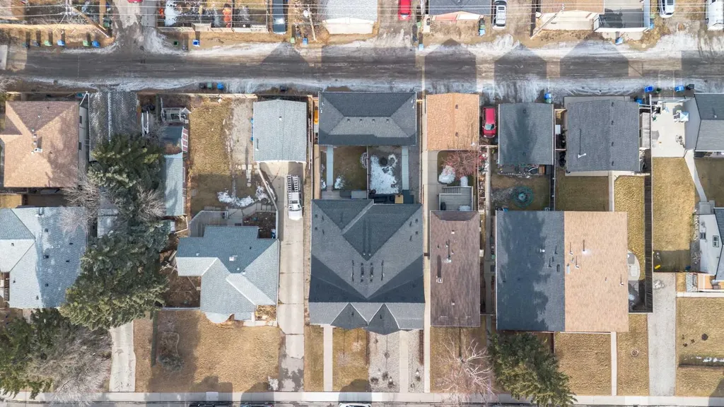 7712 36 Avenue NW Calgary AB T3B 1V3