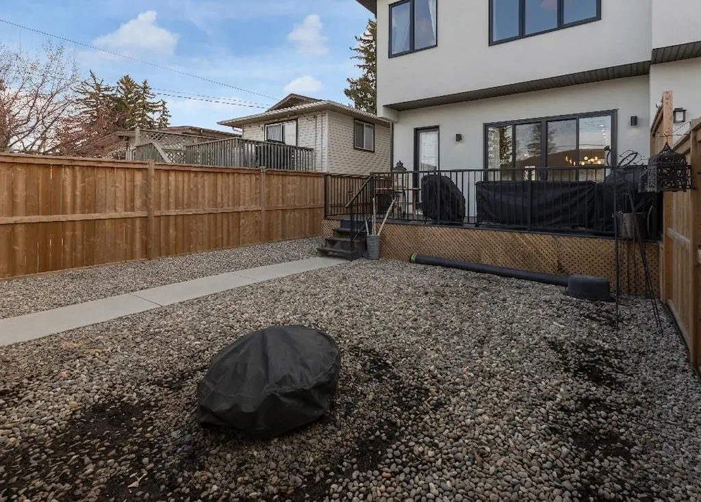 7712 36 Avenue NW Calgary AB T3B 1V3
