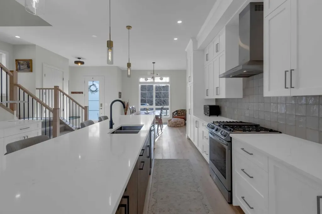7712 36 Avenue NW Calgary AB T3B 1V3