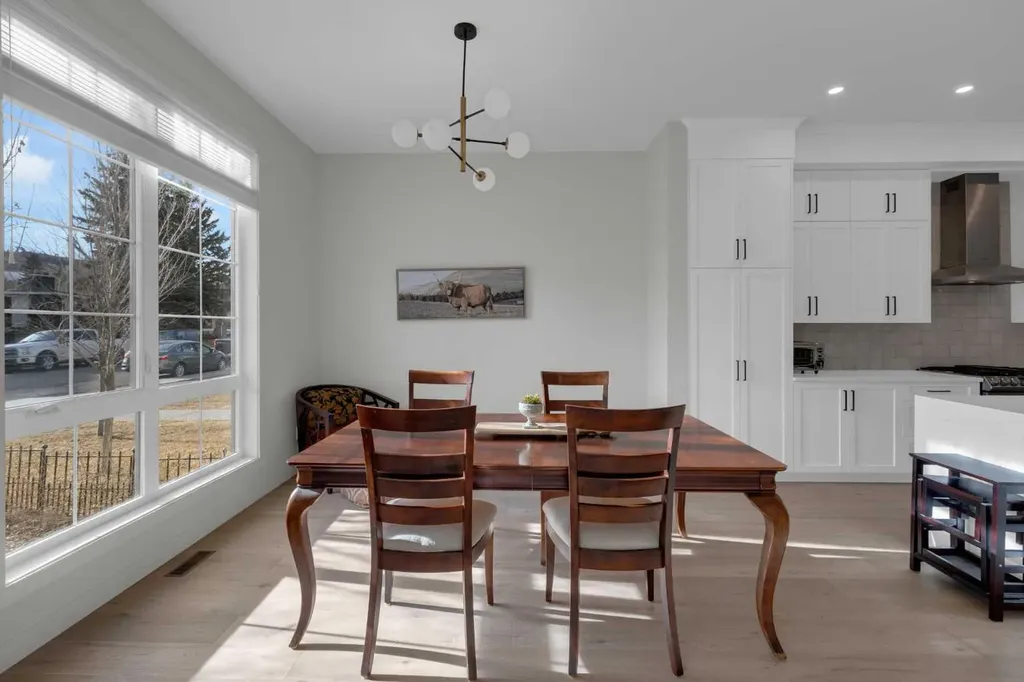 7712 36 Avenue NW Calgary AB T3B 1V3