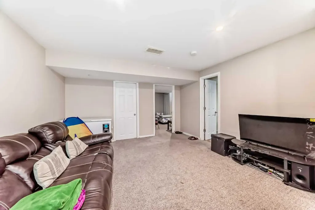32 Saddlebrook Place NE Calgary AB T3J5M3