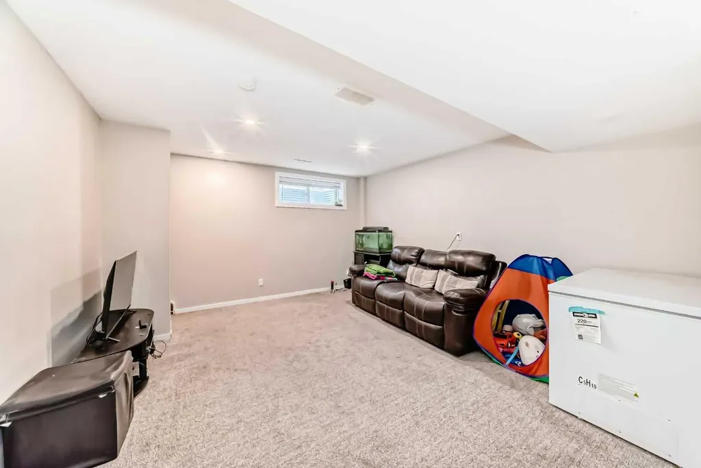 32 Saddlebrook Place NE Calgary AB T3J5M3