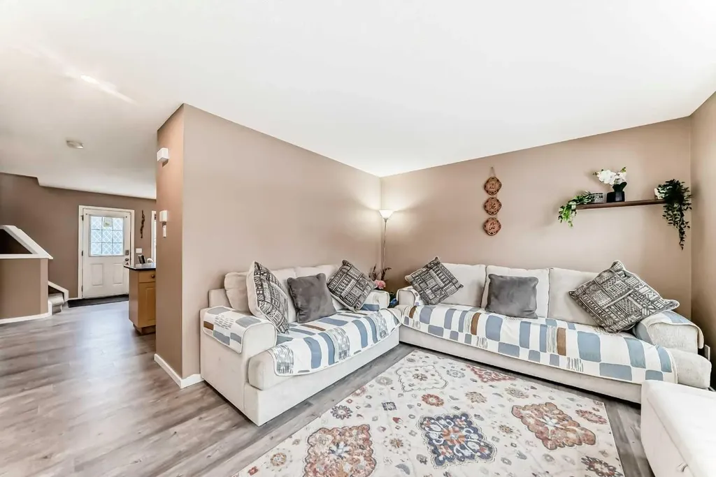32 Saddlebrook Place NE Calgary AB T3J5M3