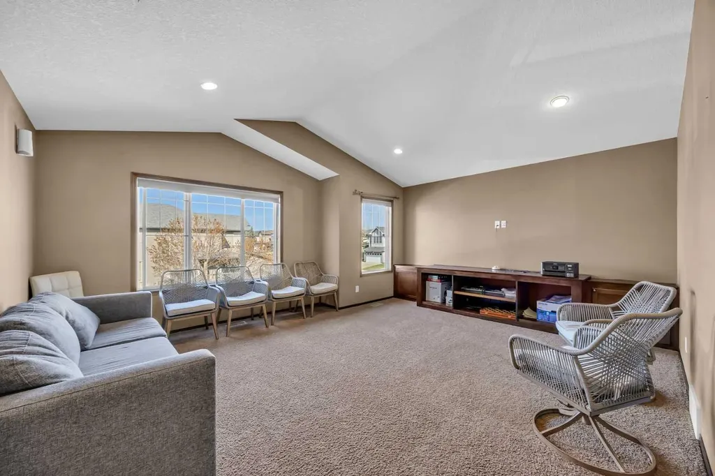 92 Everoak Close SW Calgary AB T2Y0C3