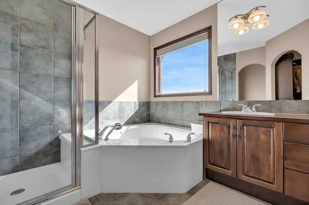 92 Everoak Close SW Calgary AB T2Y0C3