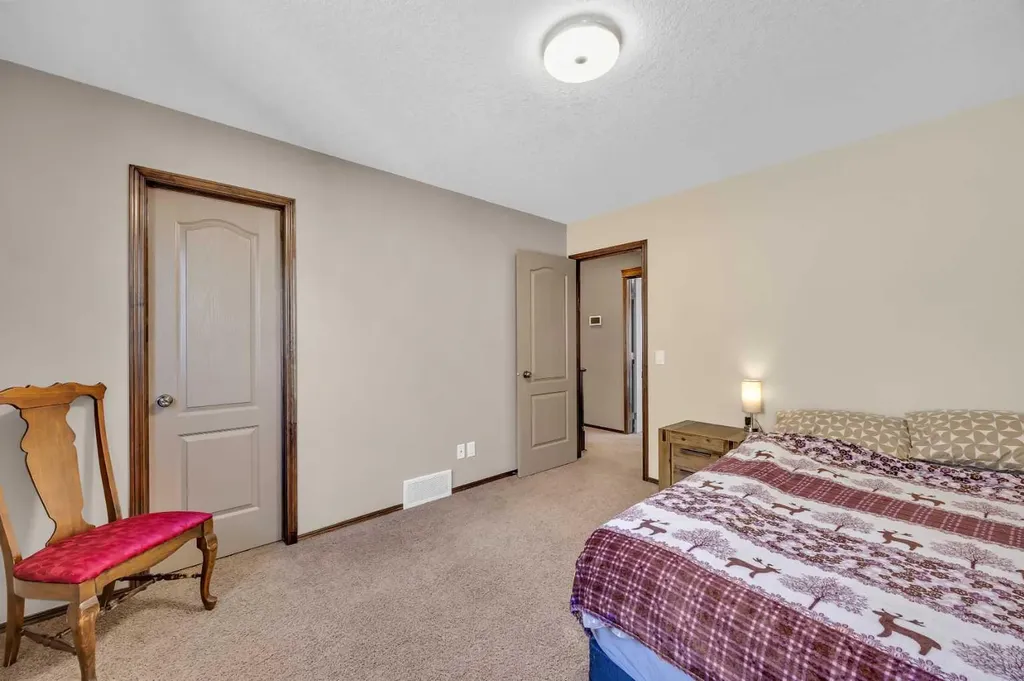 92 Everoak Close SW Calgary AB T2Y0C3