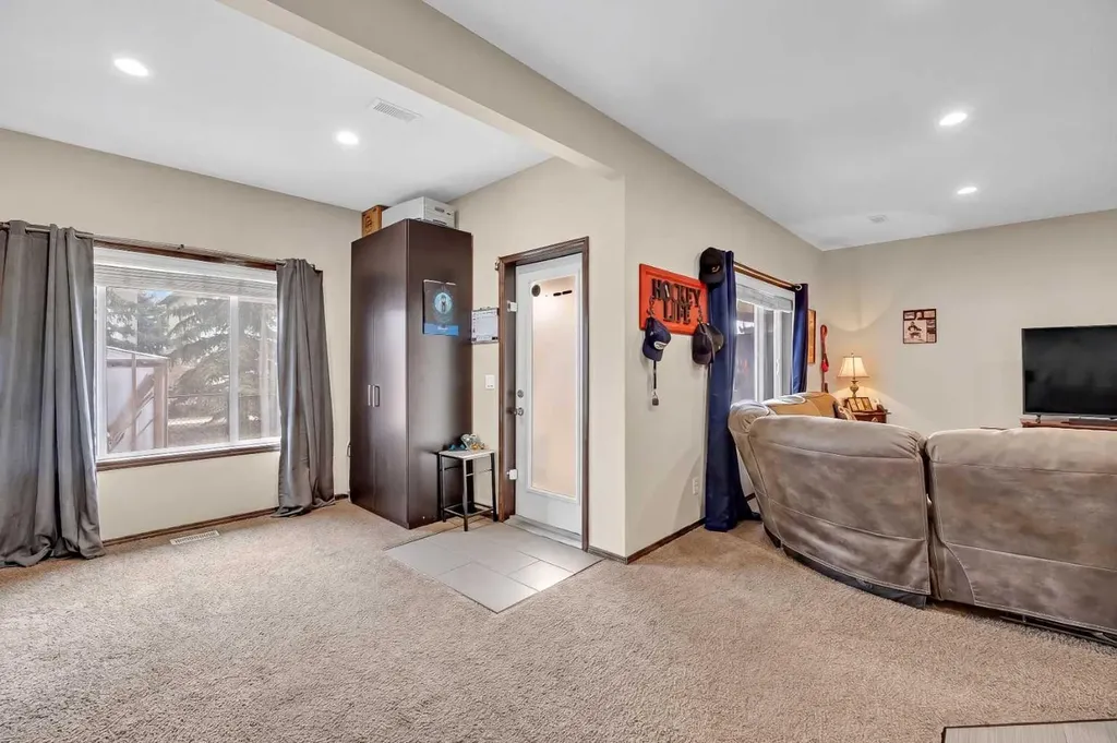 92 Everoak Close SW Calgary AB T2Y0C3