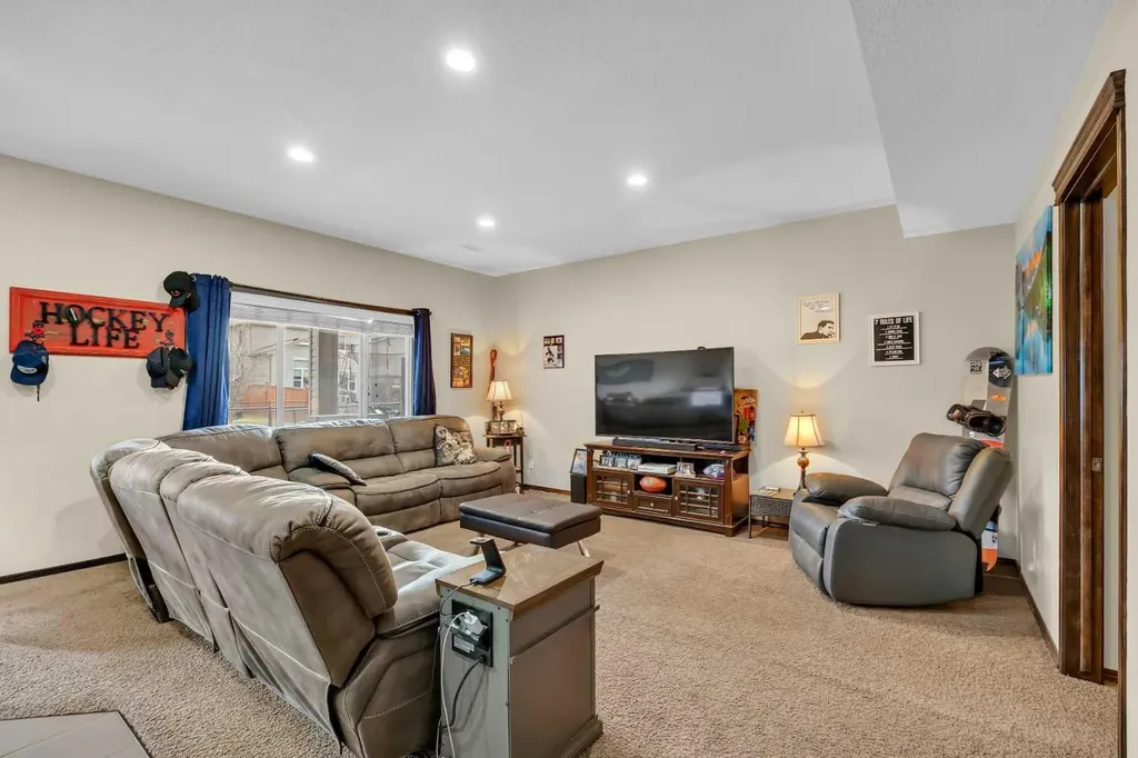 92 Everoak Close SW Calgary AB T2Y0C3
