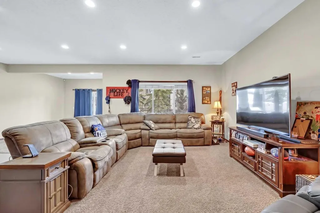 92 Everoak Close SW Calgary AB T2Y0C3