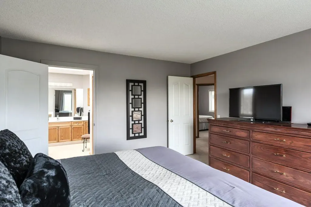 2 Springbank Crescent SW Calgary AB T3H 3S8