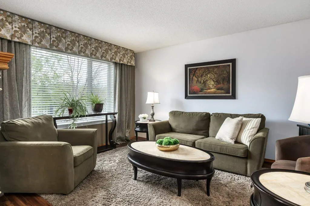 2 Springbank Crescent SW Calgary AB T3H 3S8