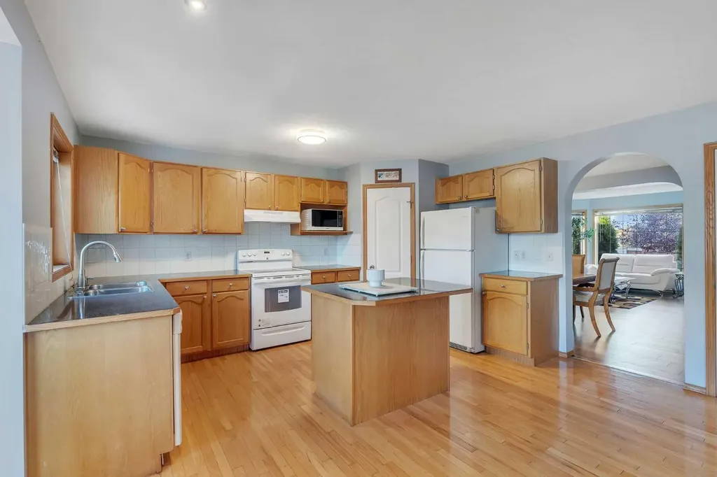 185 West Lakeview Drive Chestermere AB T1X 1K2