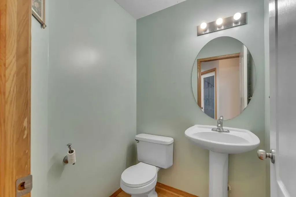 185 West Lakeview Drive Chestermere AB T1X 1K2