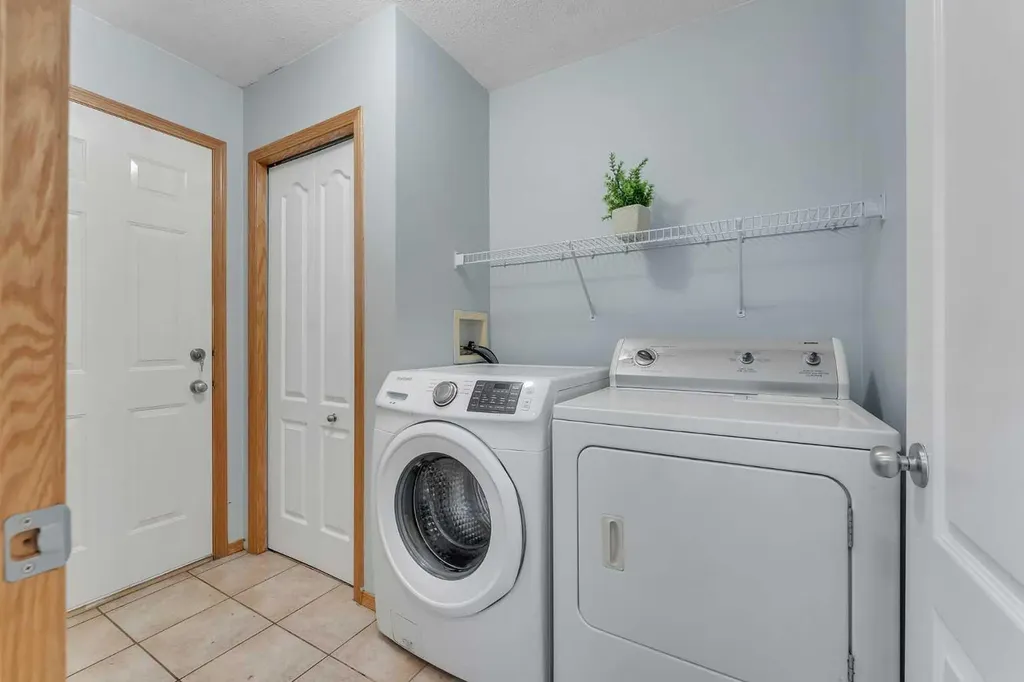 185 West Lakeview Drive Chestermere AB T1X 1K2