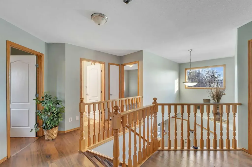 185 West Lakeview Drive Chestermere AB T1X 1K2