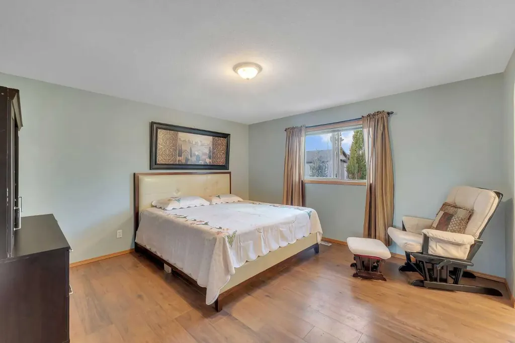 185 West Lakeview Drive Chestermere AB T1X 1K2