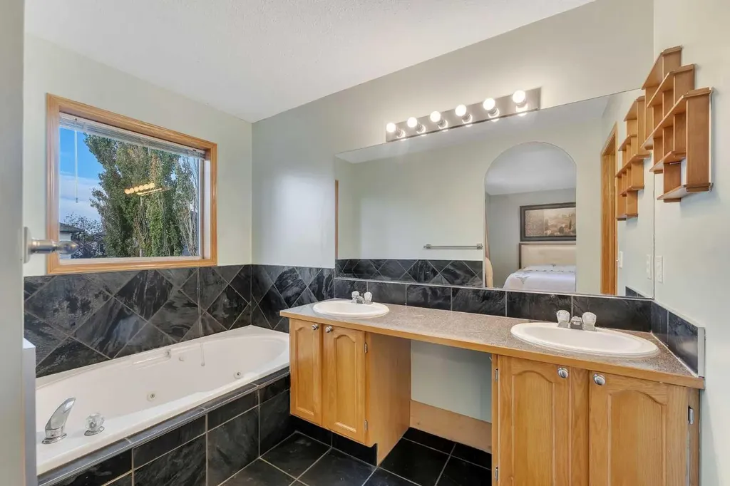 185 West Lakeview Drive Chestermere AB T1X 1K2