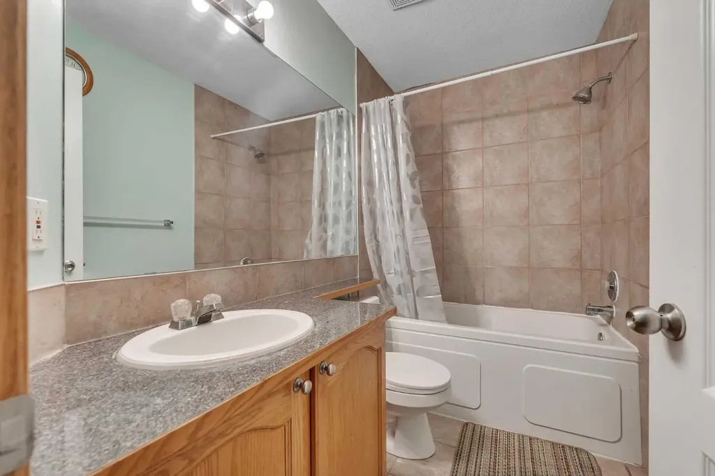 185 West Lakeview Drive Chestermere AB T1X 1K2