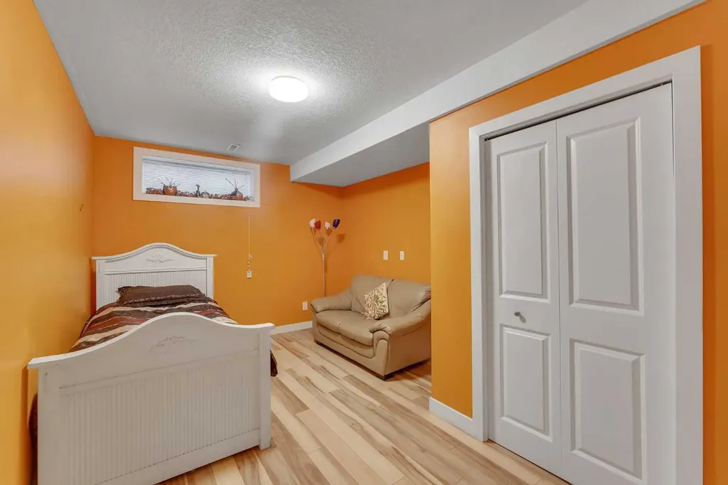 185 West Lakeview Drive Chestermere AB T1X 1K2