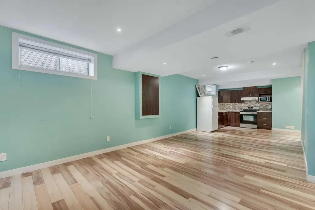 185 West Lakeview Drive Chestermere AB T1X 1K2