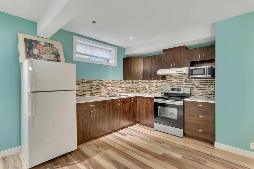 185 West Lakeview Drive Chestermere AB T1X 1K2