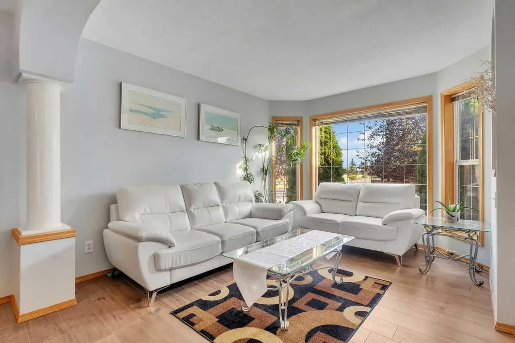 185 West Lakeview Drive Chestermere AB T1X 1K2
