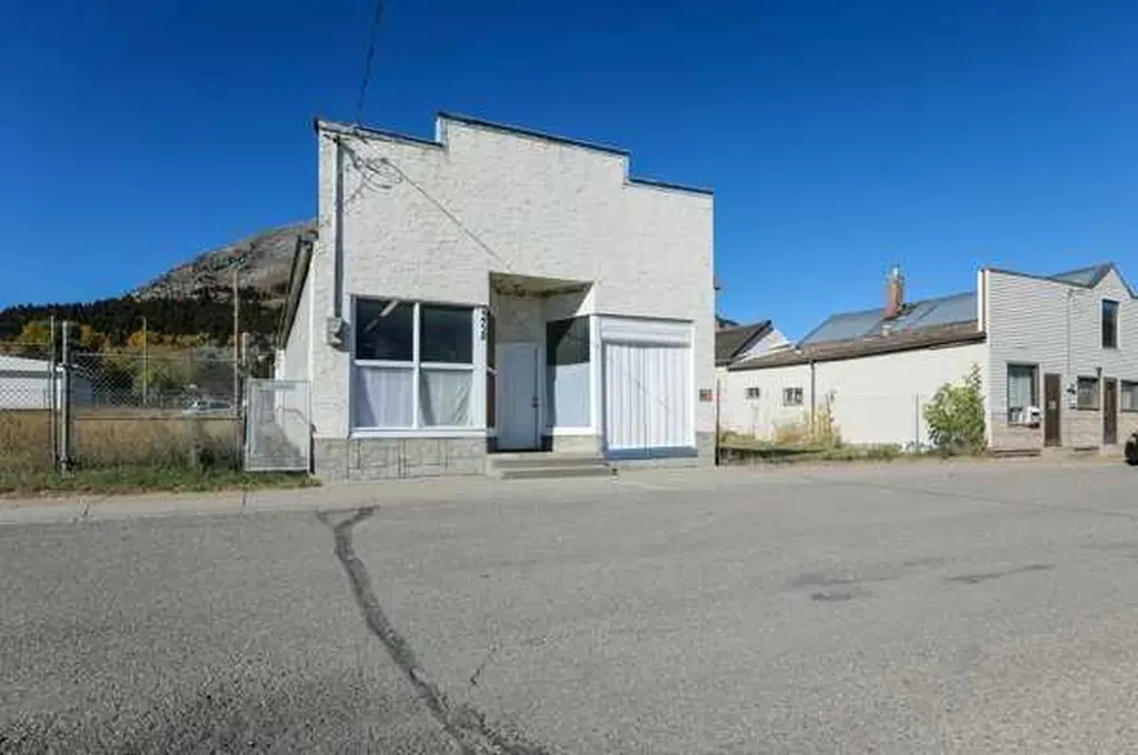 22720, 22718 8 Avenue Hillcrest AB T0K 1C0