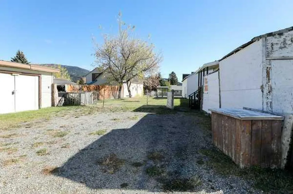 22720, 22718 8 Avenue Hillcrest AB T0K 1C0