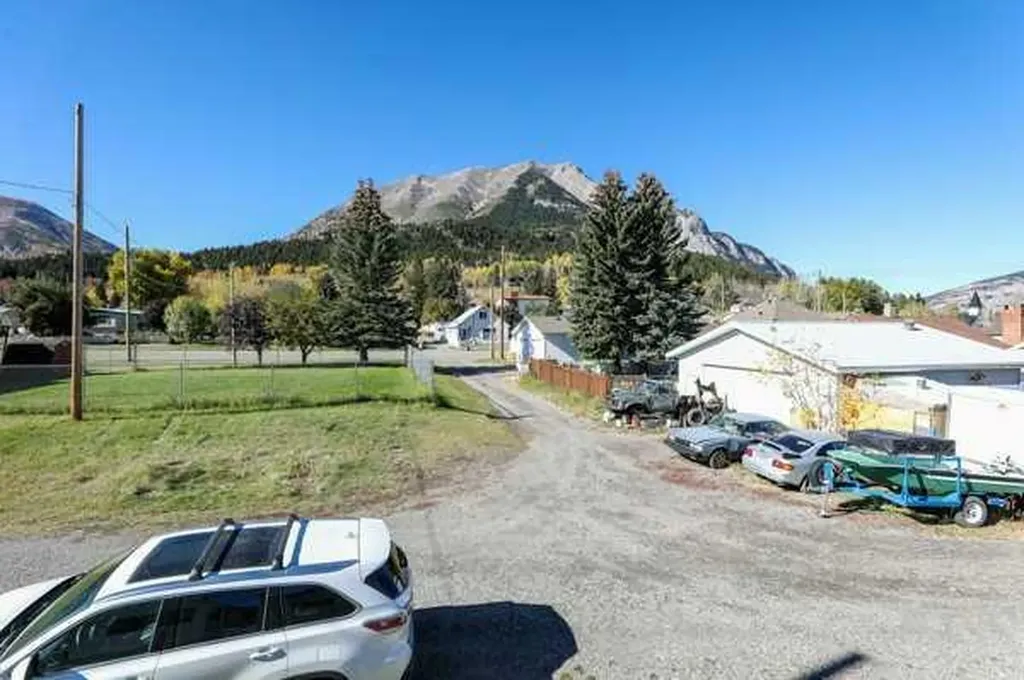 22720, 22718 8 Avenue Hillcrest AB T0K 1C0