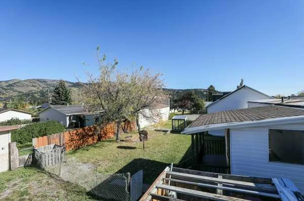22720, 22718 8 Avenue Hillcrest AB T0K 1C0