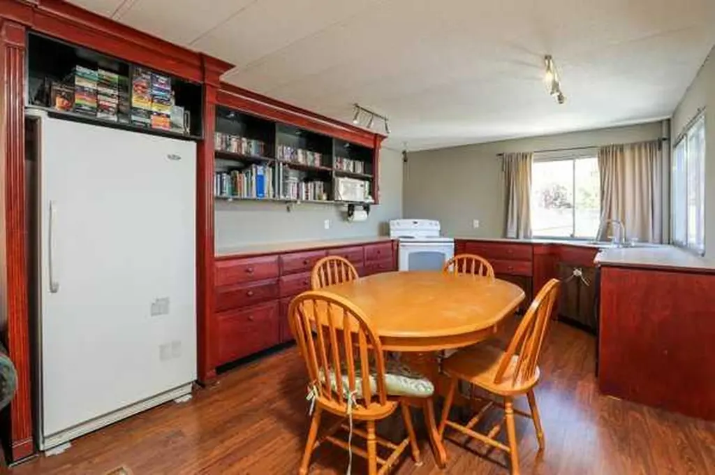 22720, 22718 8 Avenue Hillcrest AB T0K 1C0