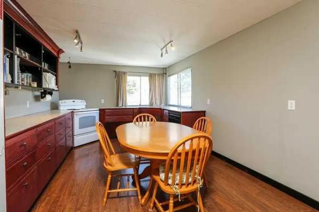 22720, 22718 8 Avenue Hillcrest AB T0K 1C0