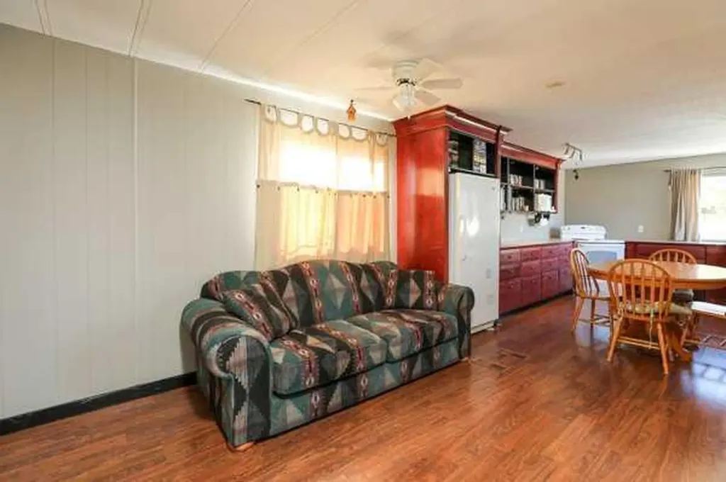 22720, 22718 8 Avenue Hillcrest AB T0K 1C0