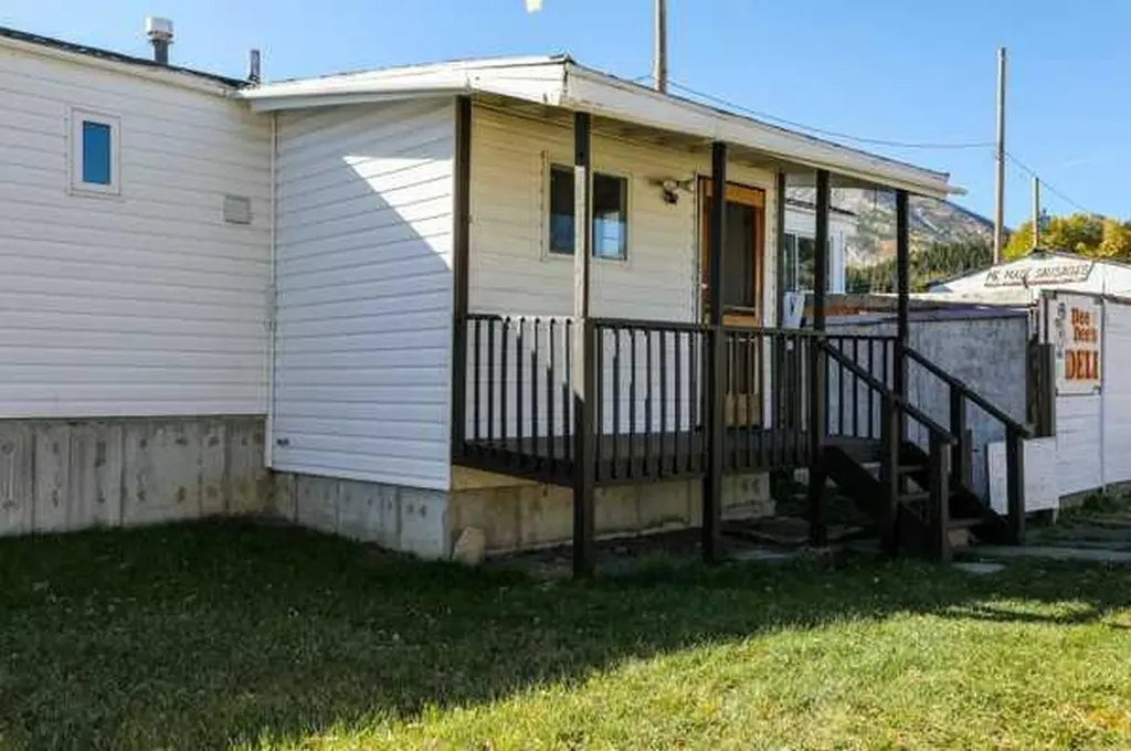 22720, 22718 8 Avenue Hillcrest AB T0K 1C0