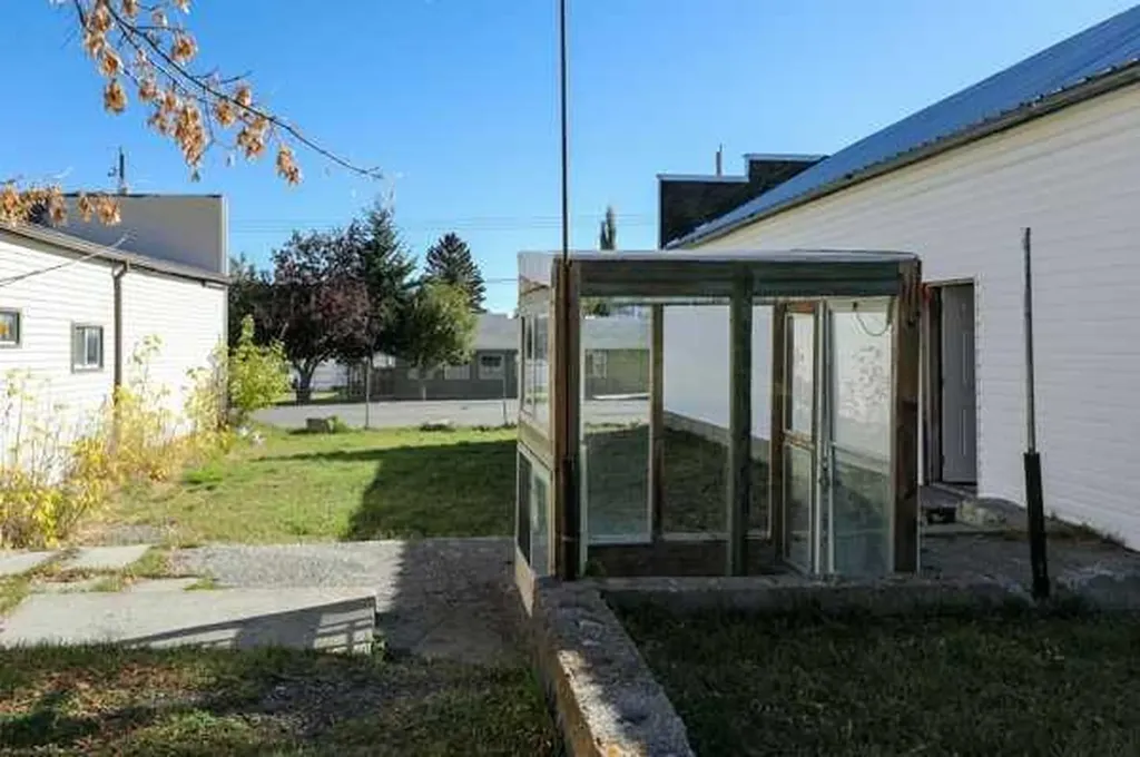 22720, 22718 8 Avenue Hillcrest AB T0K 1C0