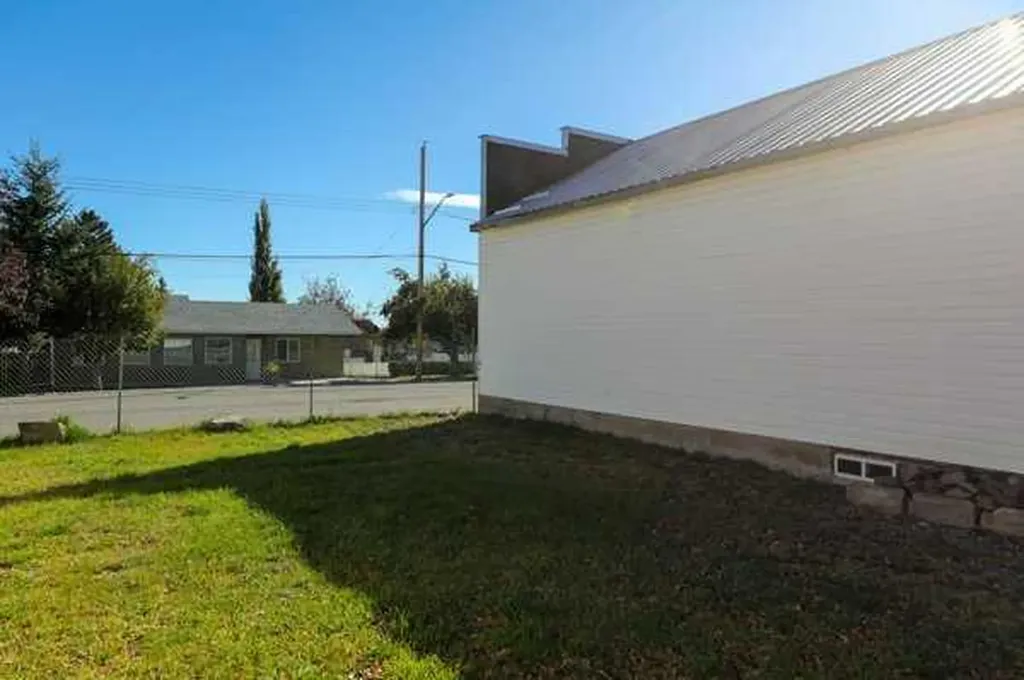 22720, 22718 8 Avenue Hillcrest AB T0K 1C0