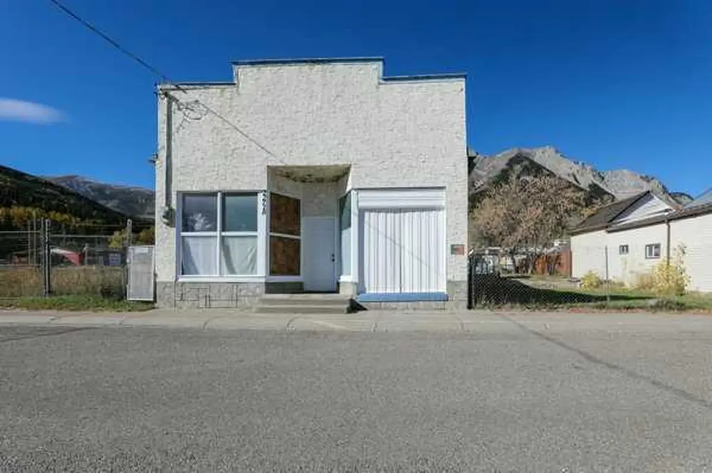 22720, 22718 8 Avenue Hillcrest AB T0K 1C0