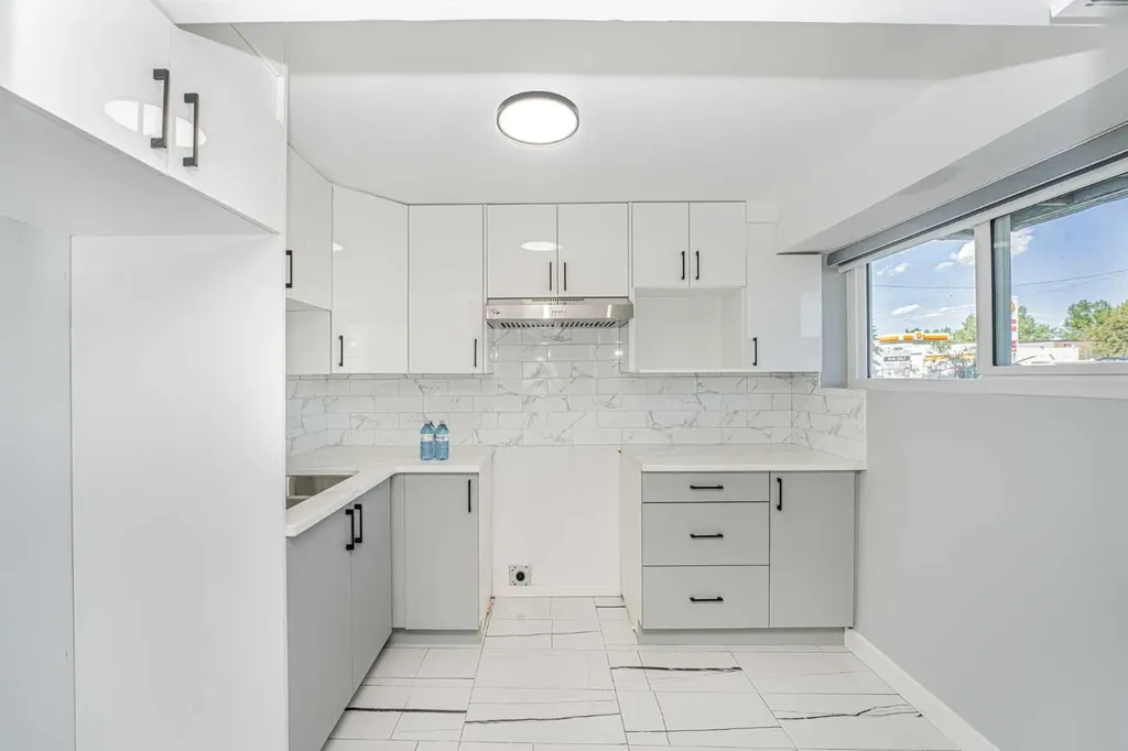 6403 Centre Street NW Calgary AB T2K 0V3