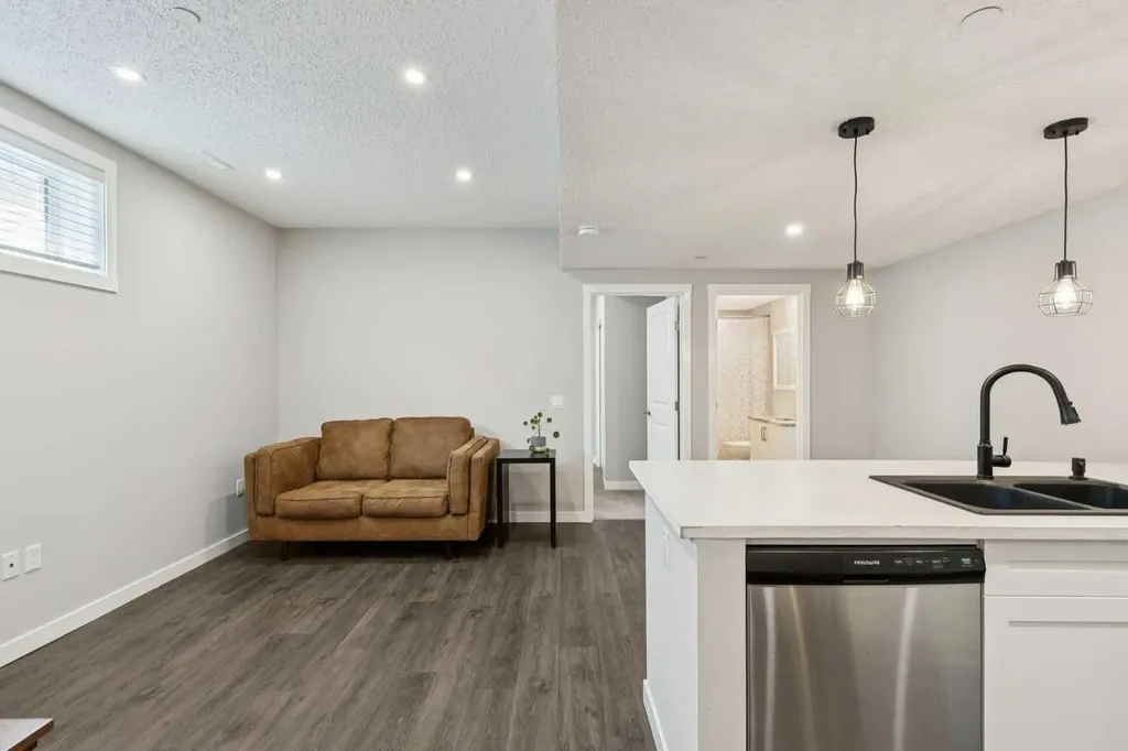 288 Lucas Avenue Calgary AB T3P 1N3
