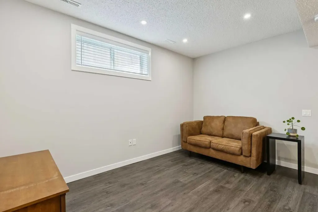 288 Lucas Avenue Calgary AB T3P 1N3