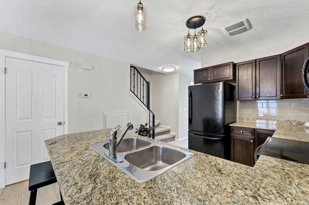 156 Somerset Lane SE Medicine Hat AB T1B0E6