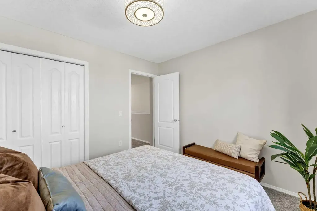 156 Somerset Lane SE Medicine Hat AB T1B0E6